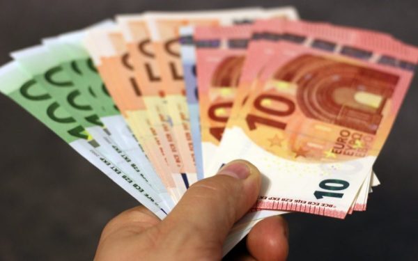 Profesoară germană, salariu majorat 17 ani în concediu medical