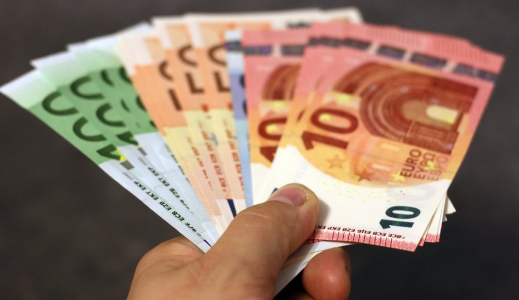 Profesoară germană, salariu majorat 17 ani în concediu medical