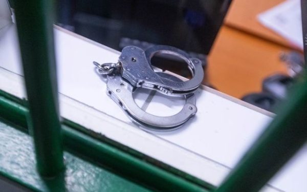 Arad: Recidivist, prins cu concubina sechestrată în mașină