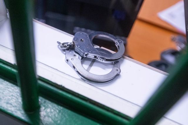 Arad: Recidivist, prins cu concubina sechestrată în mașină