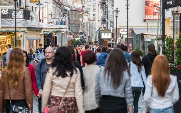 România pierde 100.000 locuitori anual. Expert: „Fără soluții”