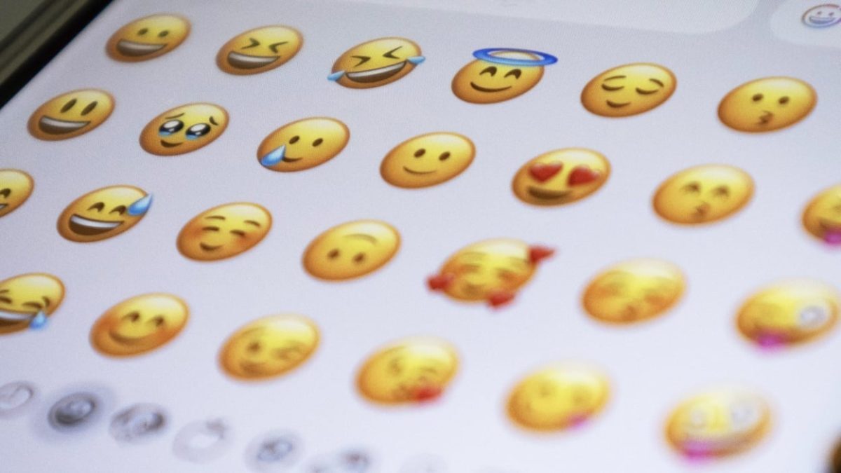 Trimiți emoji-ul tău pe iPhone și Android. Ghid complet