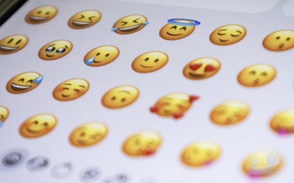 Trimiți emoji-ul tău pe iPhone și Android. Ghid complet