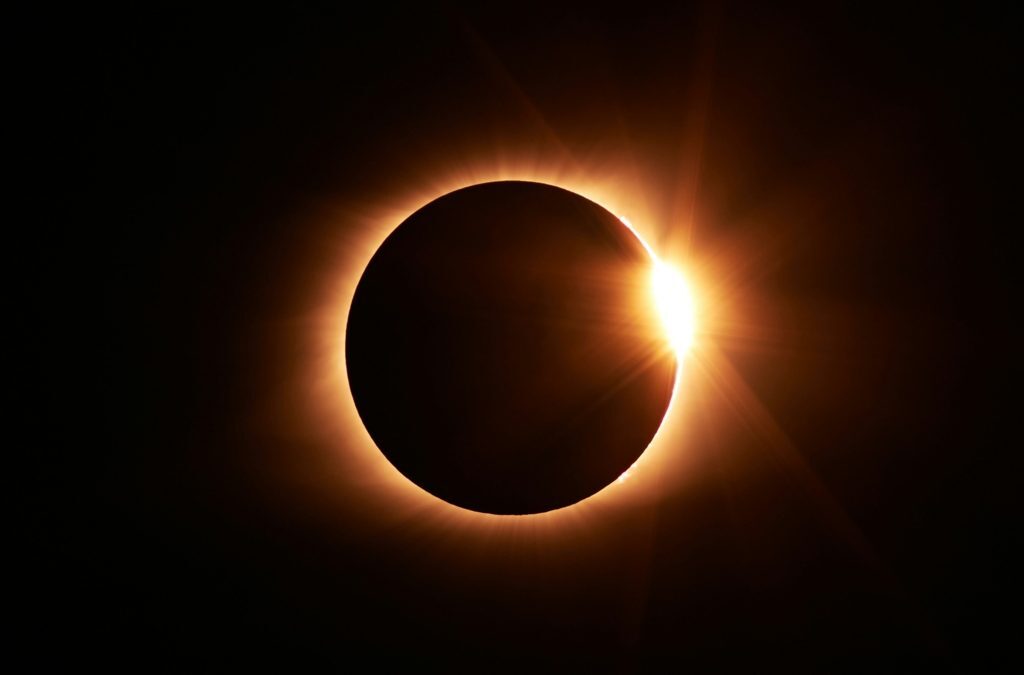 Eclipse solar: Când, de unde și cum vezi în siguranță