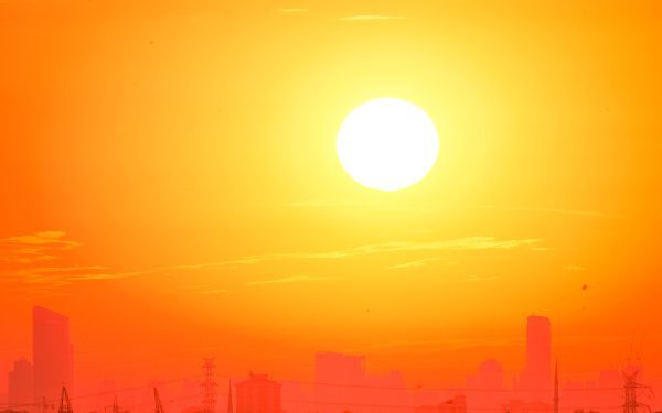 Caniculă și furtuni în București: Cod roșu până marți dimineața