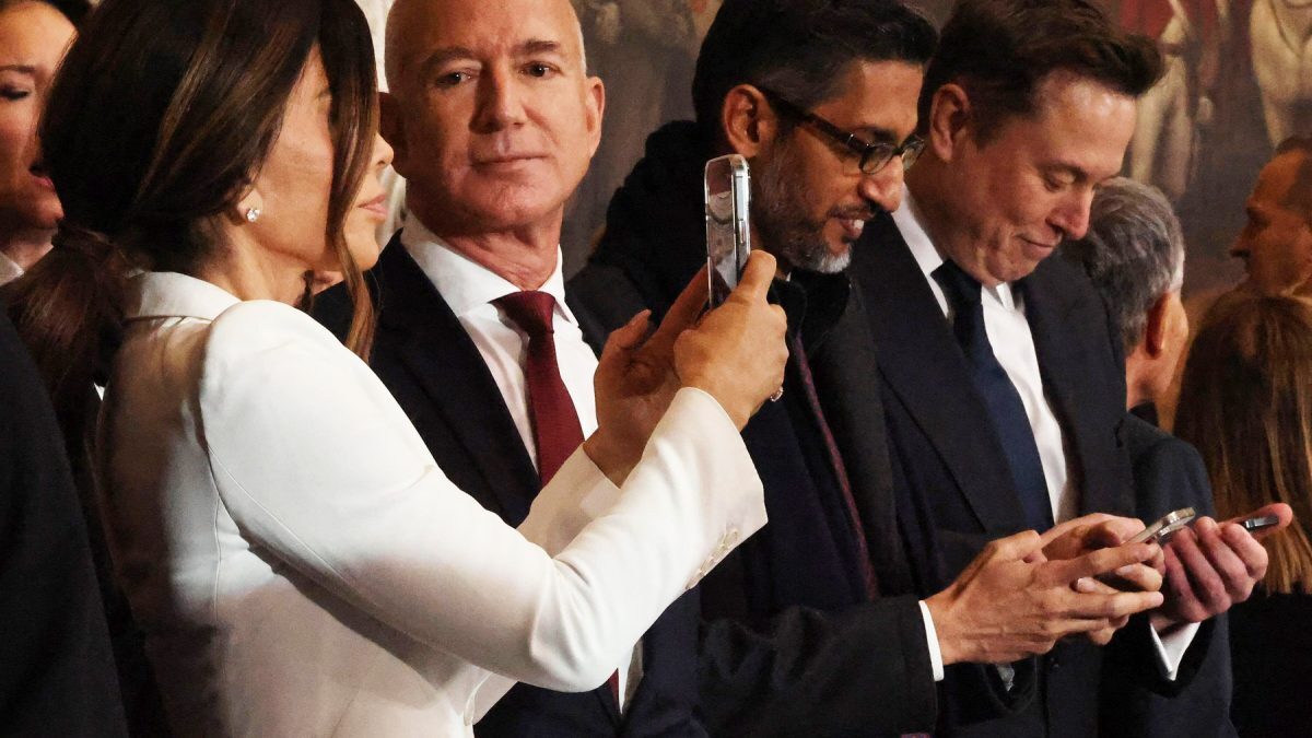 Bezos și Musk, în spațiu: Experții trag semnalul catastrofei pe Pământ