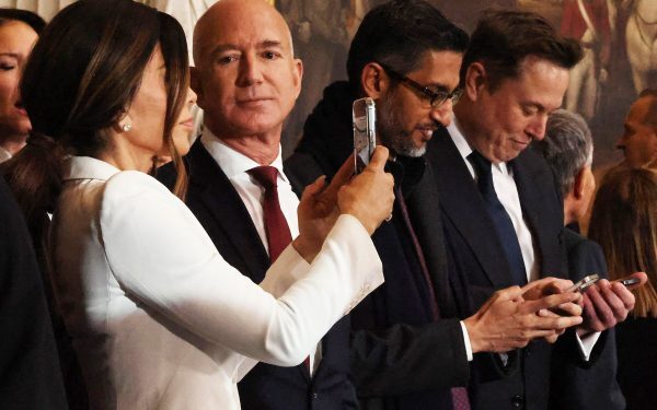 Bezos și Musk, în spațiu: Experții trag semnalul catastrofei pe Pământ