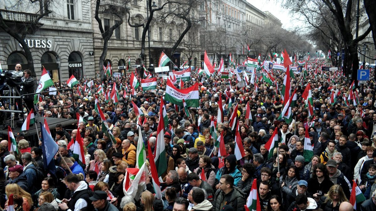 Magyar, atacat de mii de suporteri Orban la Budapesta