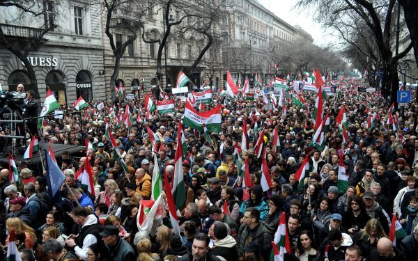 Magyar, atacat de mii de suporteri Orban la Budapesta