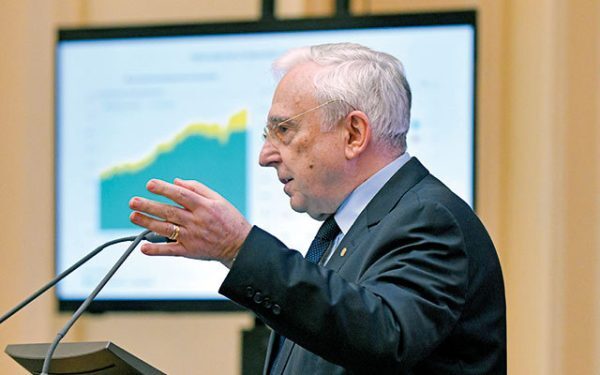 Isărescu: Dobânzi mai mici, probabil din 2027, economie stabilă