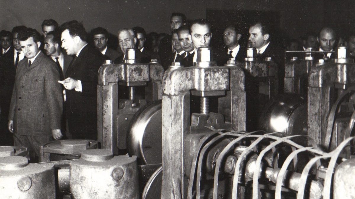 Industria comunistă: ce producea România cu 3 luni înainte de Revoluție