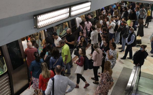 Metroul s-a blocat vineri dimineață pe M1