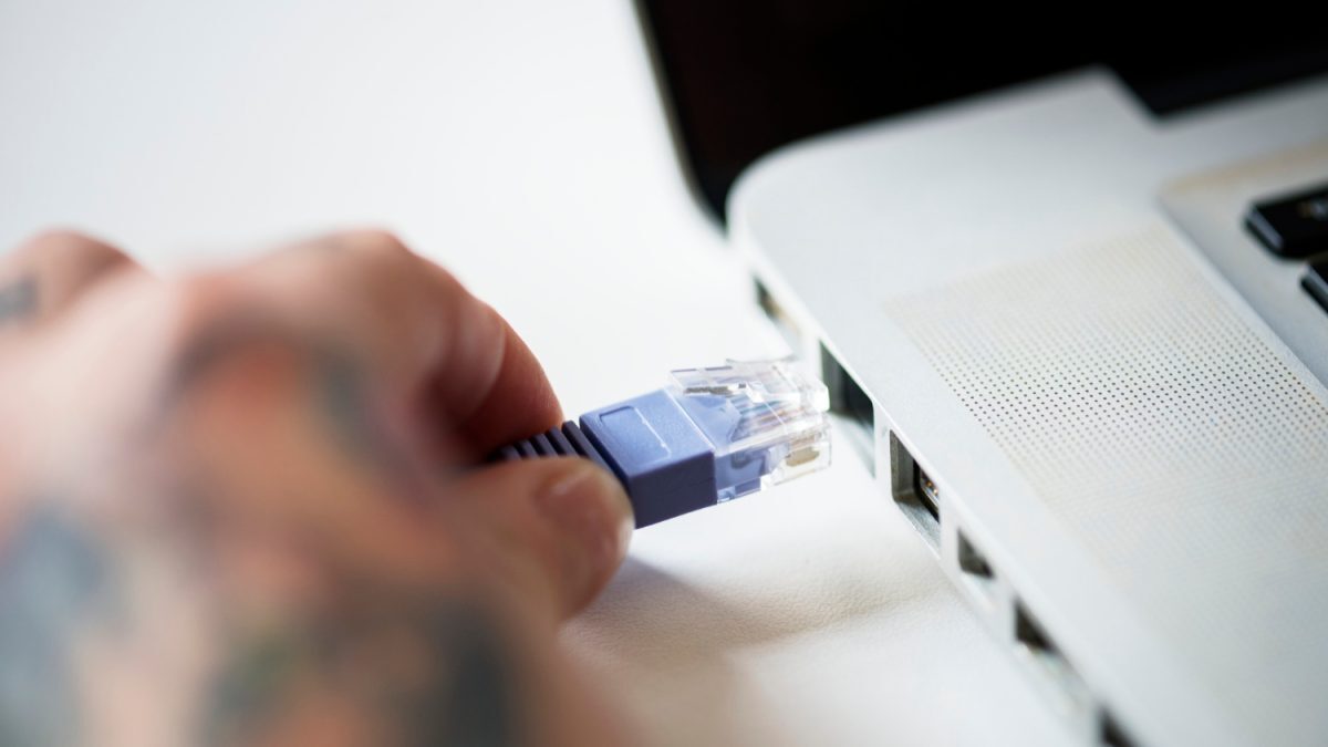 Adolescenții anilor ’90, pionierii internetului de mare viteză în România
