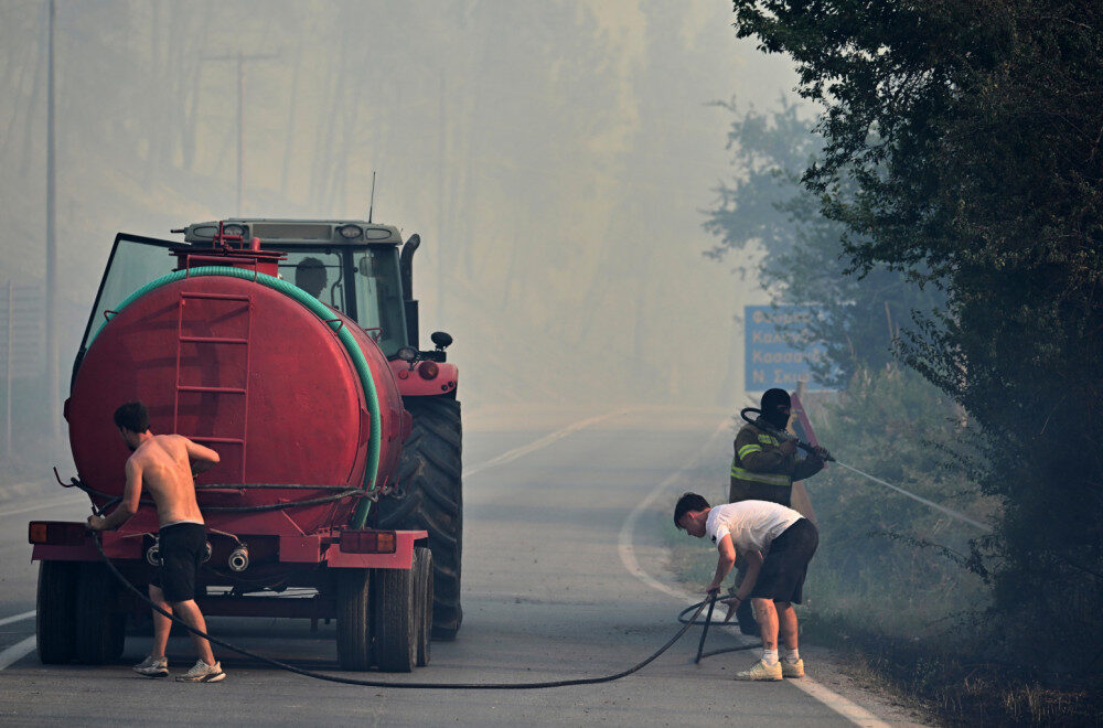 Incendiu la Siviri: Evacuare pe mare
