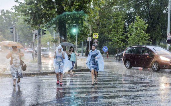 Furtună și grindină alungă canicula, dar răcirea e scurtă