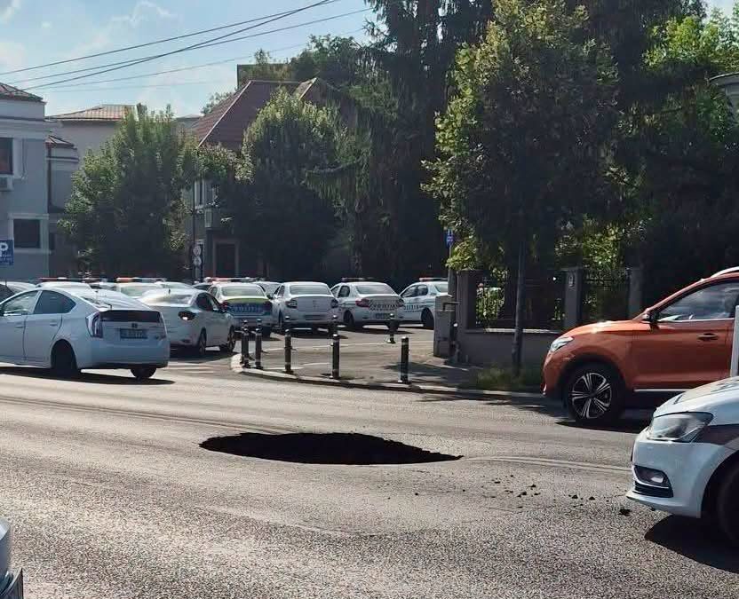 Bulevardul Eroilor, blocat de o surpare. Circulația, deviată
