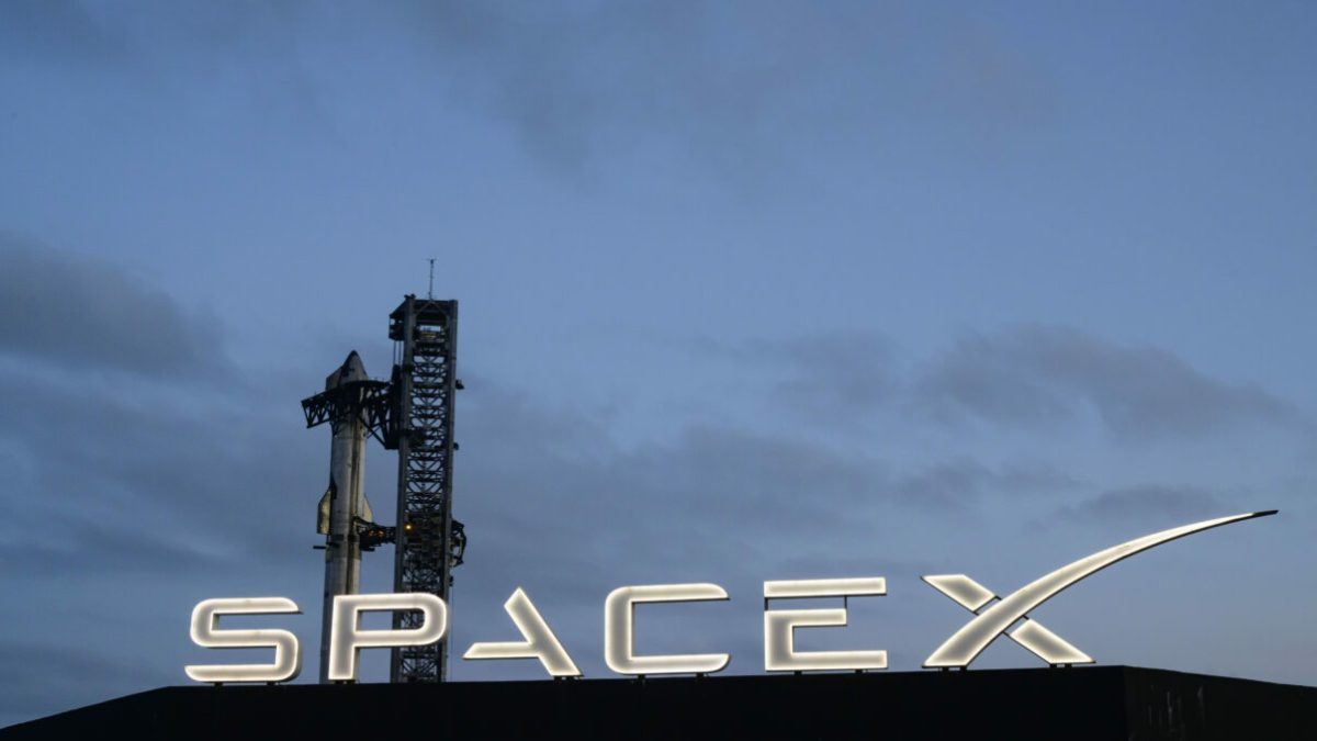 Musk vrea fabrică uriașă de sateliți pe Lună. Planul SpaceX