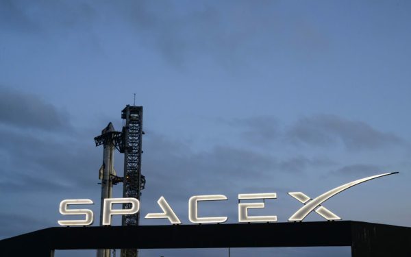 Musk vrea fabrică uriașă de sateliți pe Lună. Planul SpaceX