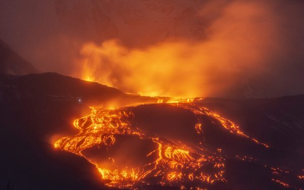 Etna blochează Catania: zboruri suspendate!