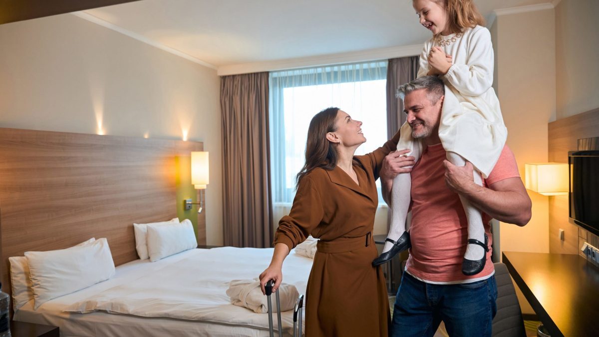 Copil în plus la hotel? Când cer bani suplimentar
