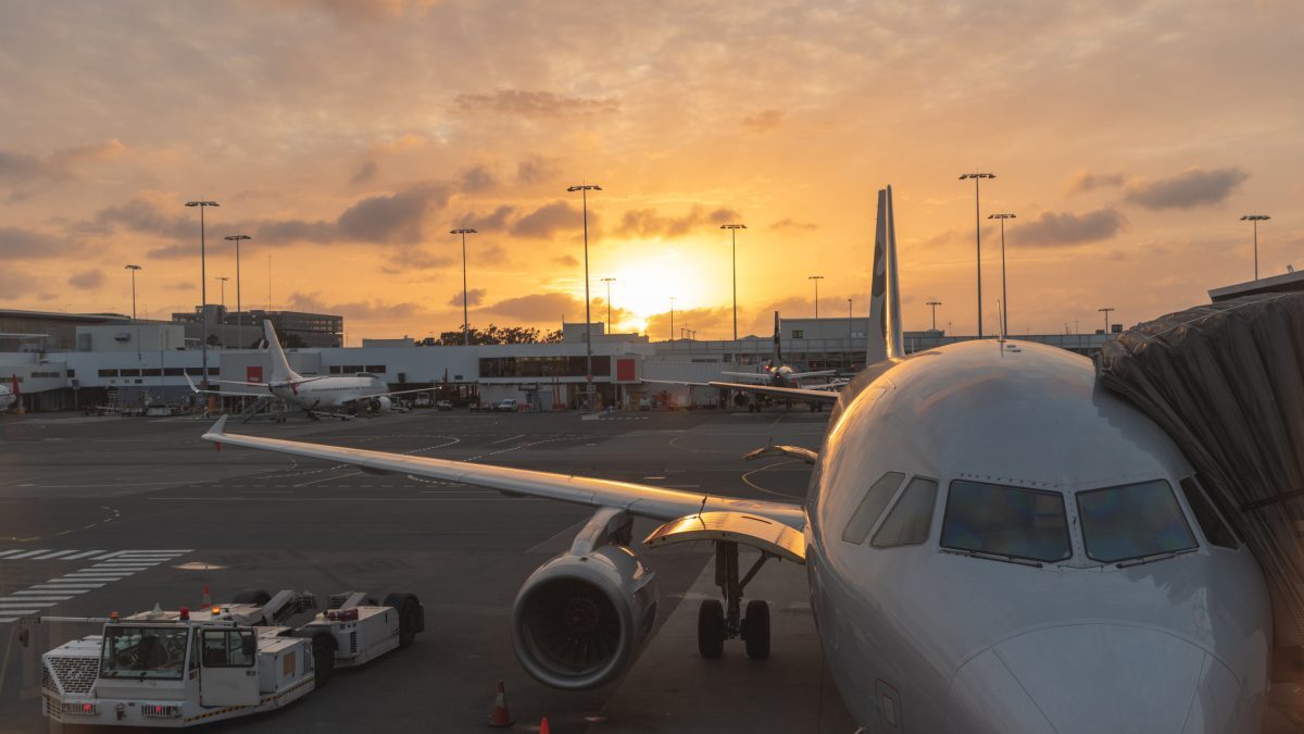 Airbus A320, blocat pe pistă! A evitat la limită Boeing Qatar Airways