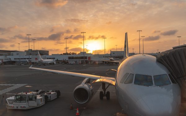 Airbus A320, blocat pe pistă! A evitat la limită Boeing Qatar Airways