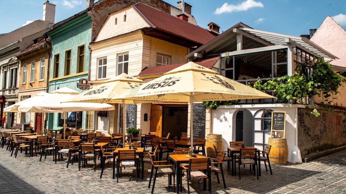 Prețuri în Bran și Brașov: Cât costă o ciorbă, cartofi și friptură. Chirii mari
