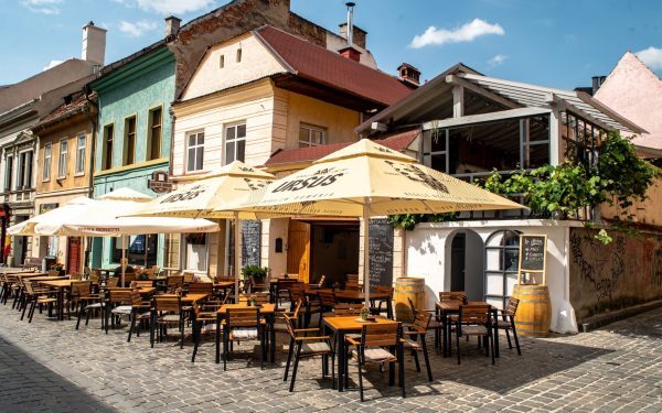 Prețuri în Bran și Brașov: Cât costă o ciorbă, cartofi și friptură. Chirii mari
