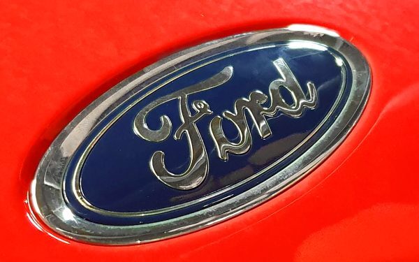 Dacia, amenințată: mașină electrică ieftină și Ford Fathom costisitor
