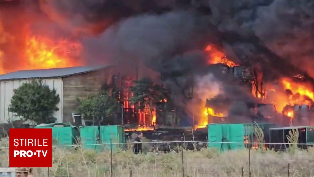 Fum gros în Lumina: Incendiu la centru de mase plastice, RO-Alert emis