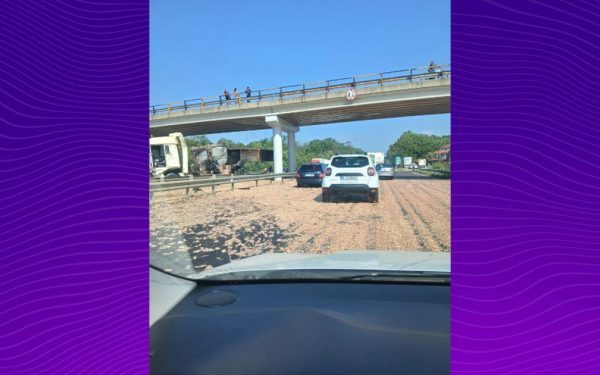 Haos pe A1! TIR cu pui prăbușit, marfă împrăștiată pe șosea