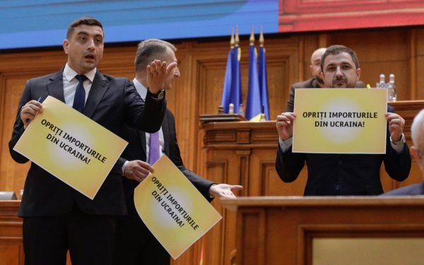 AUR copiază propaganda lui Putin în atacul la Nicușor Dan