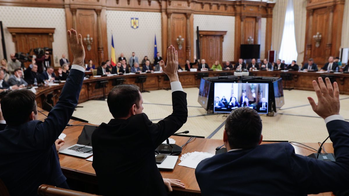 AUR propune: Toți partenerii demnitarilor, nu doar soții, să depună declarații de avere