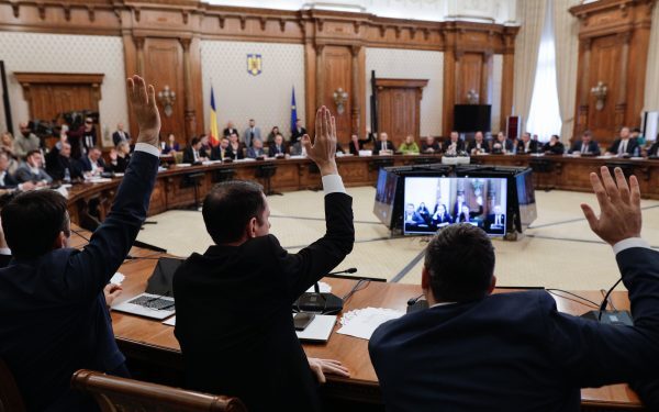 AUR propune: Toți partenerii demnitarilor, nu doar soții, să depună declarații de avere
