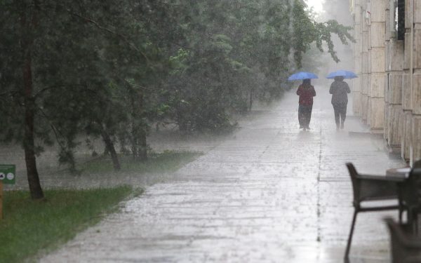 Furtuni și caniculă: jumătate de țară sub cod galben