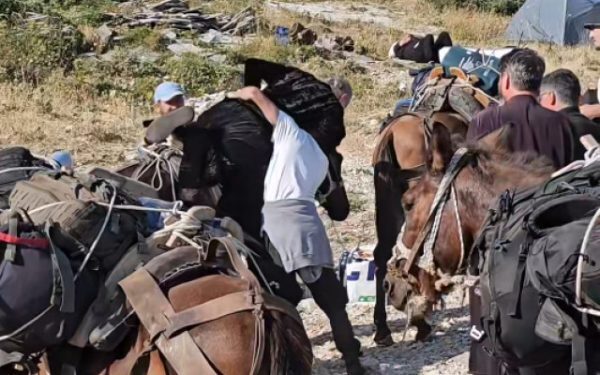Imagini cu Gigi Becali la Muntele Athos: Un succes viral