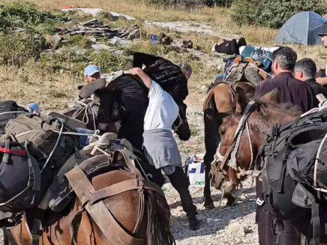 Imagini cu Gigi Becali la Muntele Athos: Un succes viral