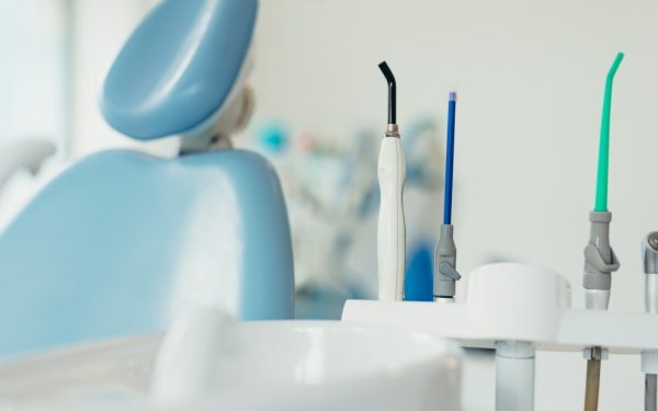 Exces de dentiști! Colegiul cere mai puține locuri la buget