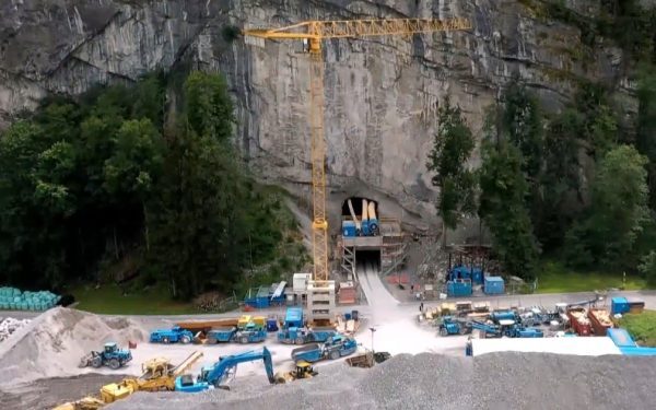 Miliardarii cumpără Alpii: Seifuri elvețiene la preț de... cavernă