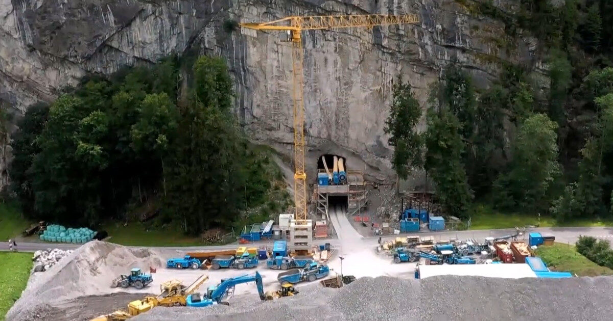 Miliardarii cumpără Alpii: Seifuri elvețiene la preț de... cavernă