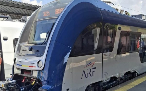 Tren PESA, dezastru la prima cursă: O oră întârziere, cuptoare în vagoane