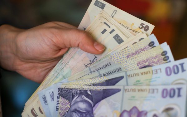 Păun: Românii plătesc nota de plată, statul rămâne obez
