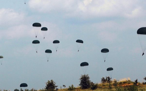 Militari răniți la parașutare: Ce s-a întâmplat după saltul din avion