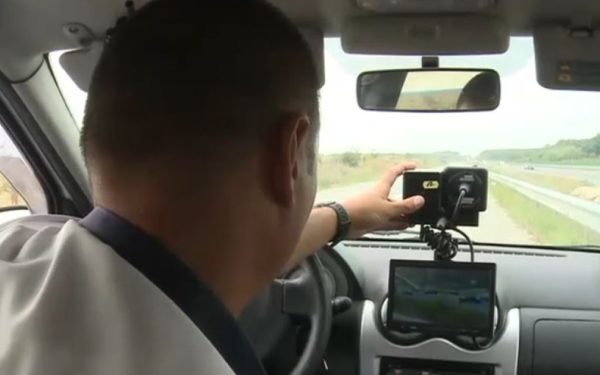 Șofer prins la 172 km/h: Tată mușcat de câine, polițiști șocați