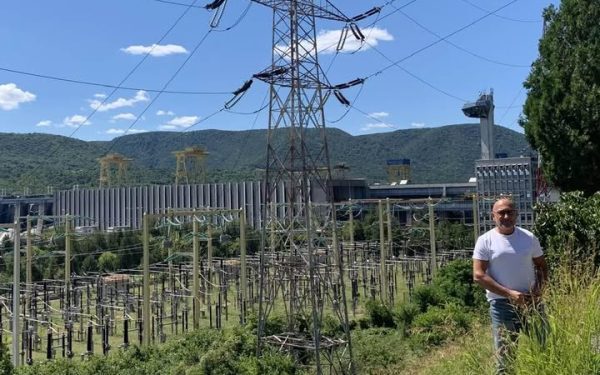 România, lumina ieftină exportată și întunericul scump importat