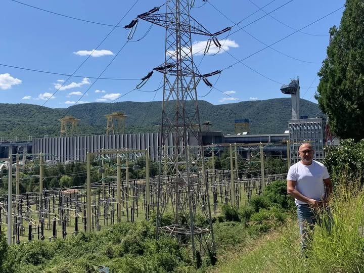 România, lumina ieftină exportată și întunericul scump importat