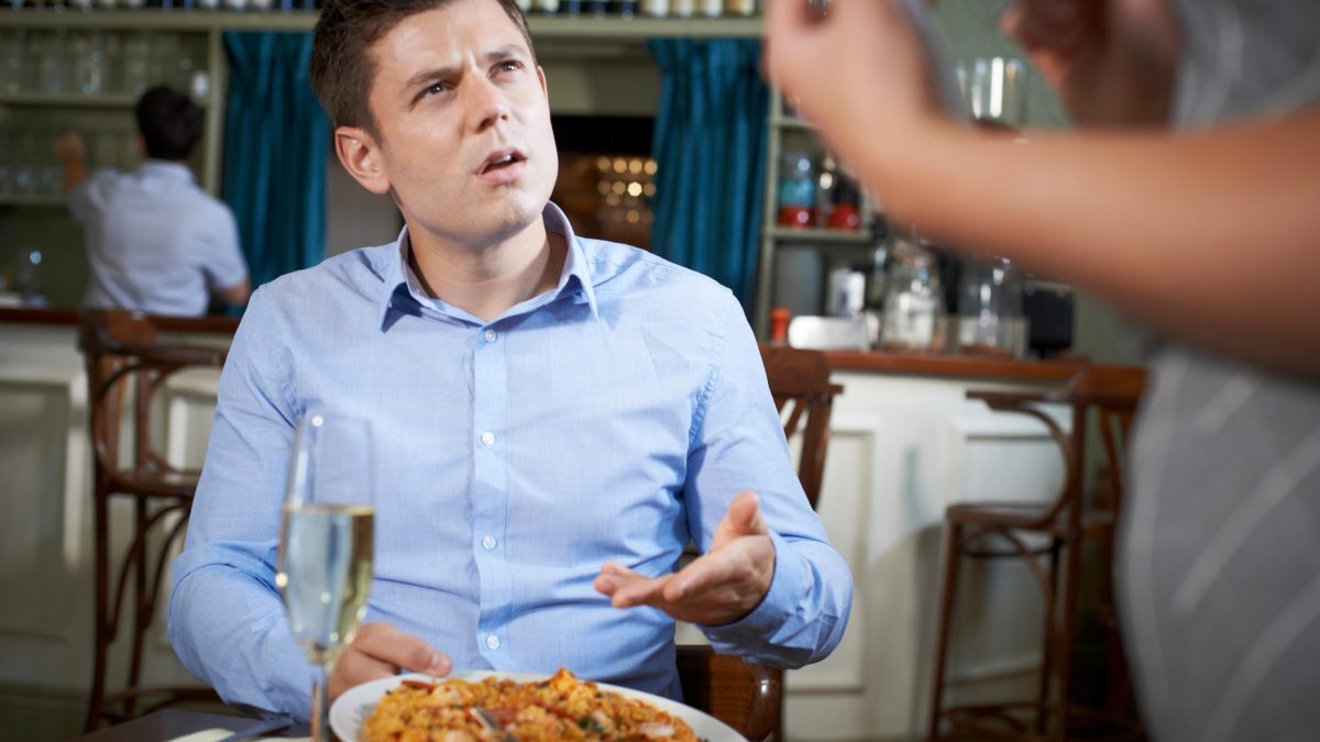 Mâncare altfel ca-n meniu? Românii pot refuza nota la restaurant