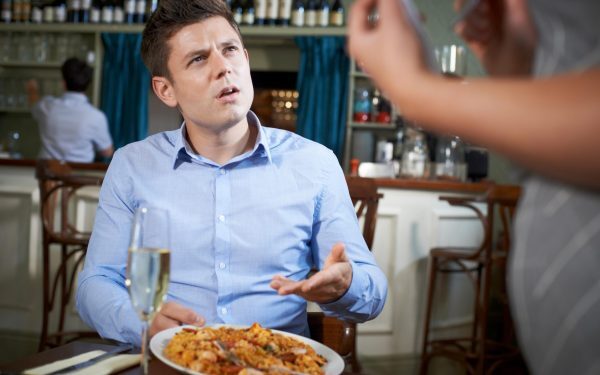 Mâncare altfel ca-n meniu? Românii pot refuza nota la restaurant