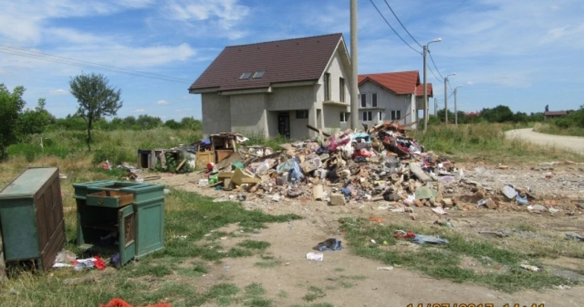 Termen limită pentru casele ilegale: un an sau demolarea
