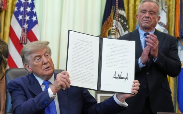 Trump, minciuni la semnarea decretului pentru vaccinuri copii